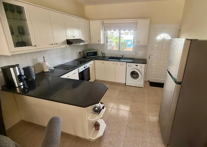 Sun Island One Bedroom 파포스