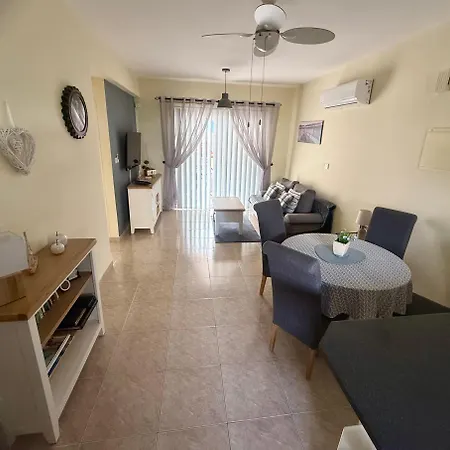 Sun Island One Bedroom 파포스
