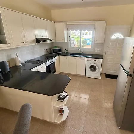 Sun Island One Bedroom 파포스